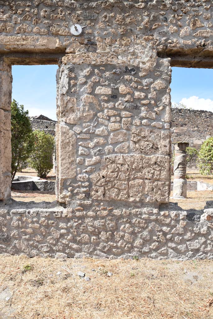 I.4.25 Pompeii. September 2020. 
Lower Peristyle 32, continuation of north wall of north portico with windows through to Middle Peristyle 17.
Foto Tobias Busen, ERC Grant 681269 D�COR.

