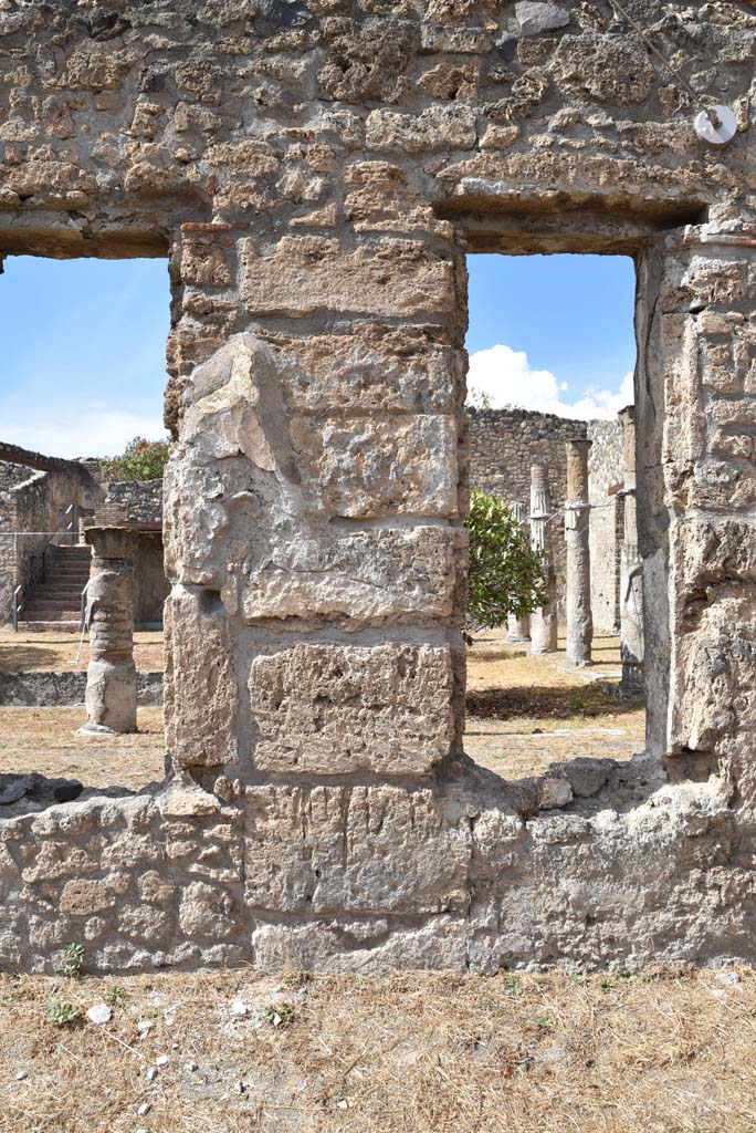 I.4.25 Pompeii. September 2020. 
Lower Peristyle 32, continuation of north wall of north portico with windows through to Middle Peristyle 17.
Foto Tobias Busen, ERC Grant 681269 D�COR.
