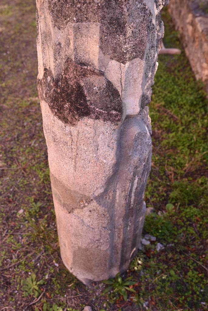I.4.25 Pompeii. October 2019. Lower Peristyle 32, detail of column.
Foto Tobias Busen, ERC Grant 681269 D�COR.
