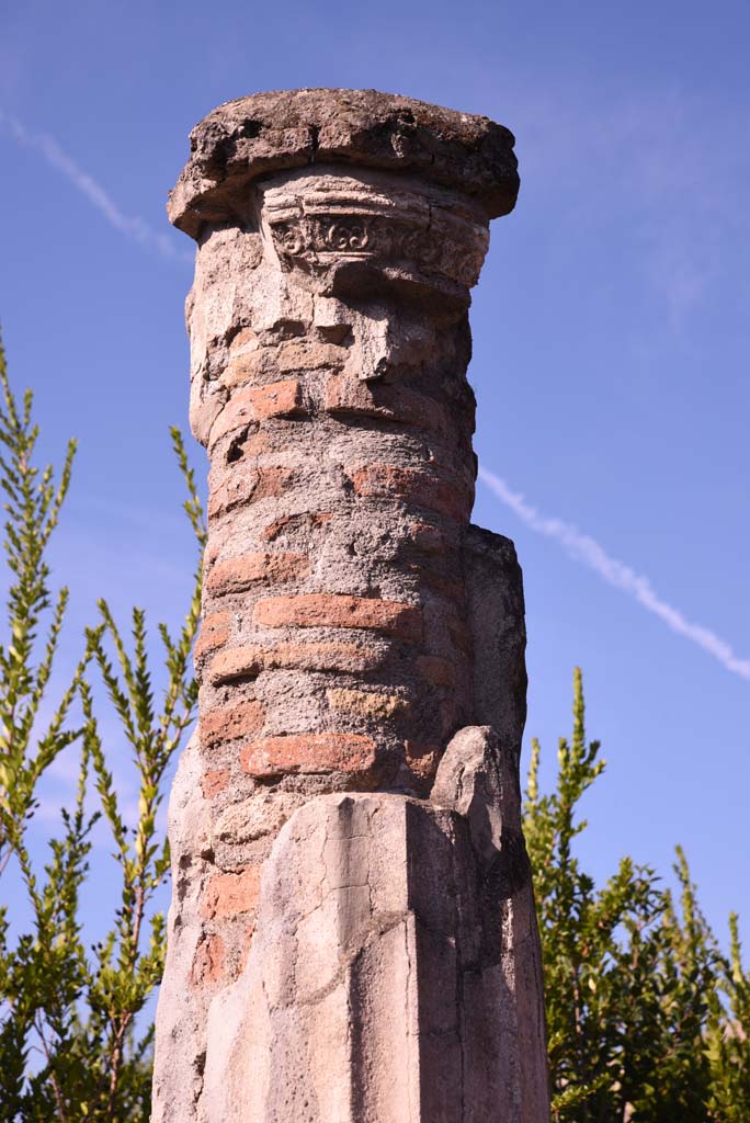 I.4.25 Pompeii. October 2019. Lower Peristyle 32, detail of column.
Foto Tobias Busen, ERC Grant 681269 D�COR.

