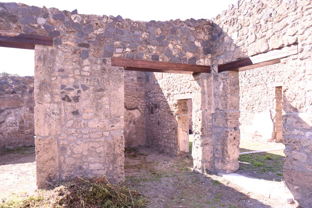 I.4.25 Pompeii. October 2019. 
Lower Peristyle 32, north-west corner.
Looking towards doorway to room 37, on left, to room 36 with small doorway in north wall into tablinum 14, and doorway to Middle Peristyle 17, on right.
Foto Tobias Busen, ERC Grant 681269 D�COR.
