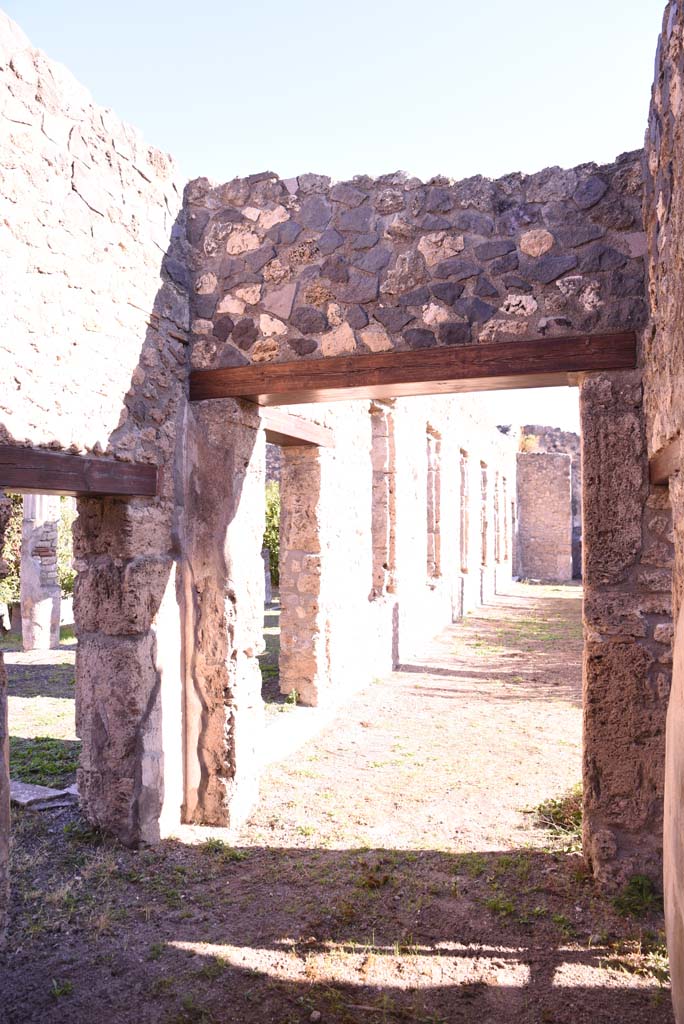 I.4.25 Pompeii. October 2019. 
Room 36, looking east towards entrance doorway and along north portico of Lower Peristyle 32.
Foto Tobias Busen, ERC Grant 681269 D�COR.

