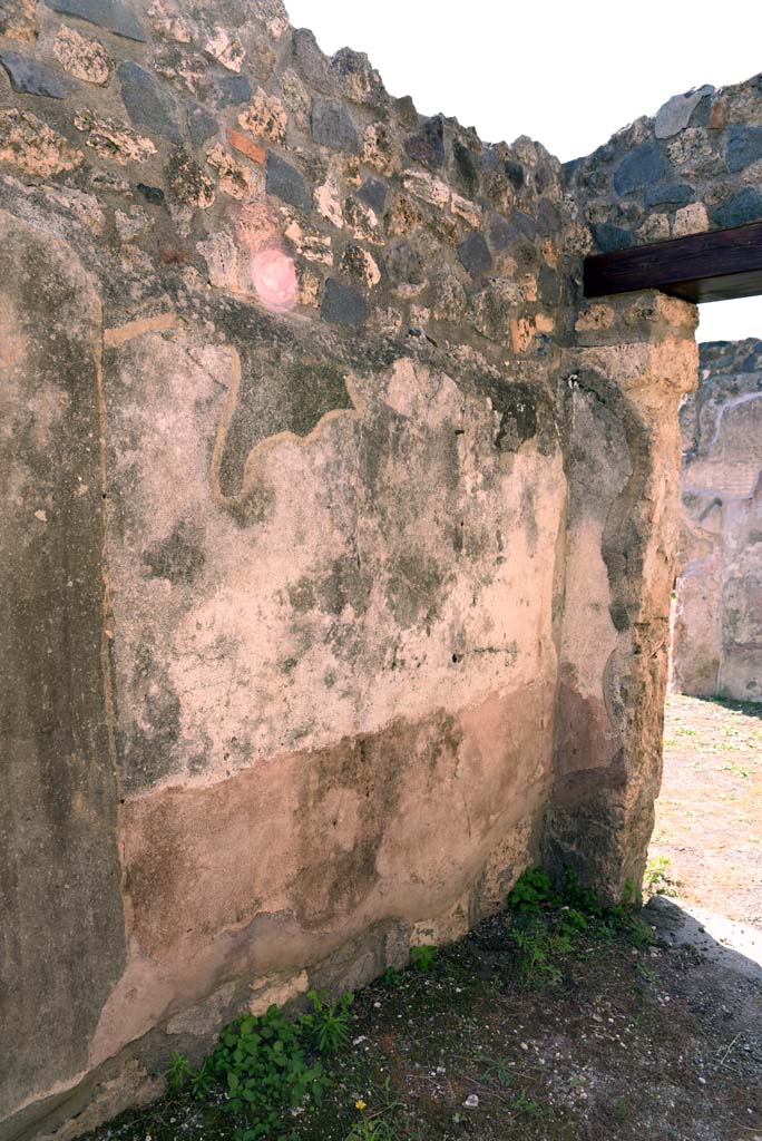 I.4.25/1.4.5 Pompeii. October 2019. Corridor 15, south wall at west end near to doorway to Ala 13.
Foto Tobias Busen, ERC Grant 681269 D�COR.

