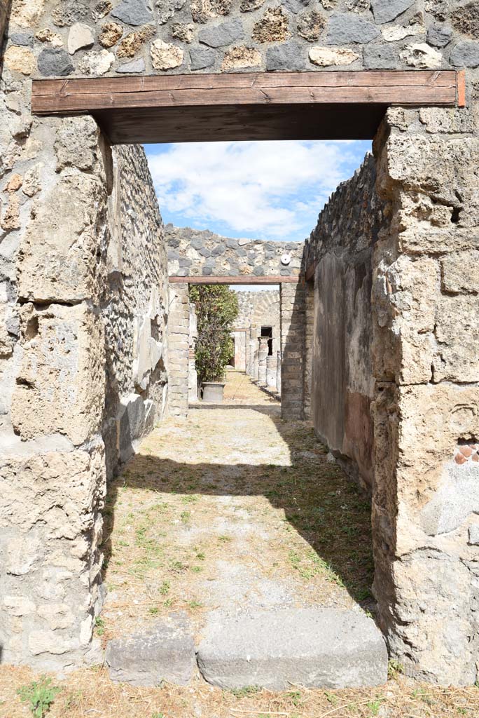 I.4.25/1.4.5 Pompeii. September 2020. Corridor 15, looking east from Ala 13, towards Middle Peristyle 17.
Foto Tobias Busen, ERC Grant 681269 D�COR.
