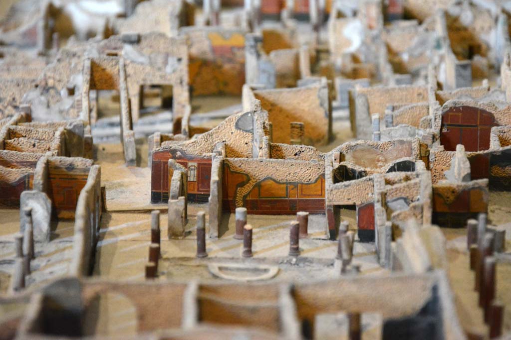 I.4.25 Pompeii. May 2019. Detail from model in Naples Archaeological Museum.
Looking west from Middle Peristyle 17, towards large Exedra 18, in centre.
Foto Tobias Busen, ERC Grant 681269 D�COR.
