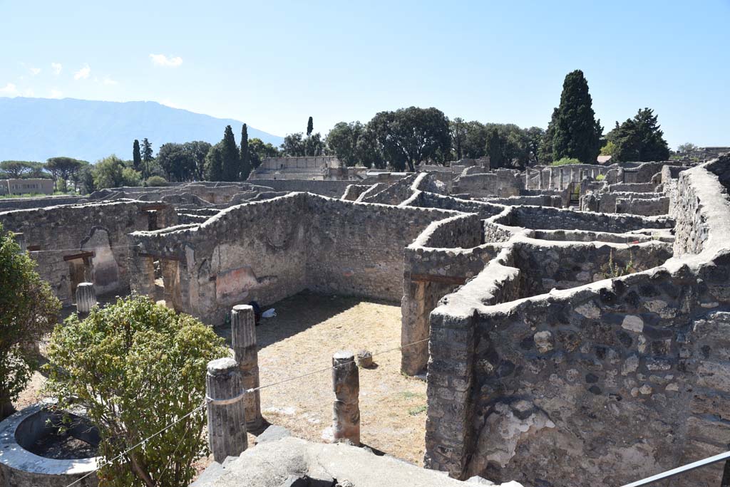 I.4.25 Pompeii. September 2020. Looking south-west towards large room 18, in centre, on west side of Middle Peristyle 17.
Foto Tobias Busen, ERC Grant 681269 D�COR


