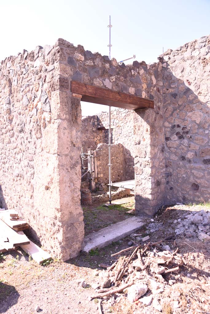 I.4.25/I.4.5 Pompeii. October 2020. 
Doorway to room 43, from north-west corner of Middle Peristyle 17.
Foto Tobias Busen, ERC Grant 681269 D�COR.
