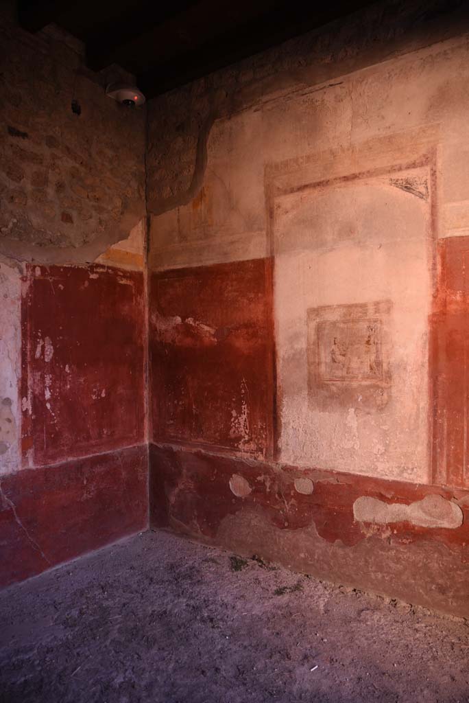 I.4.25 Pompeii. October 2019. 
Room 23, looking towards south-east corner and south wall.
Foto Tobias Busen, ERC Grant 681269 D�COR.
