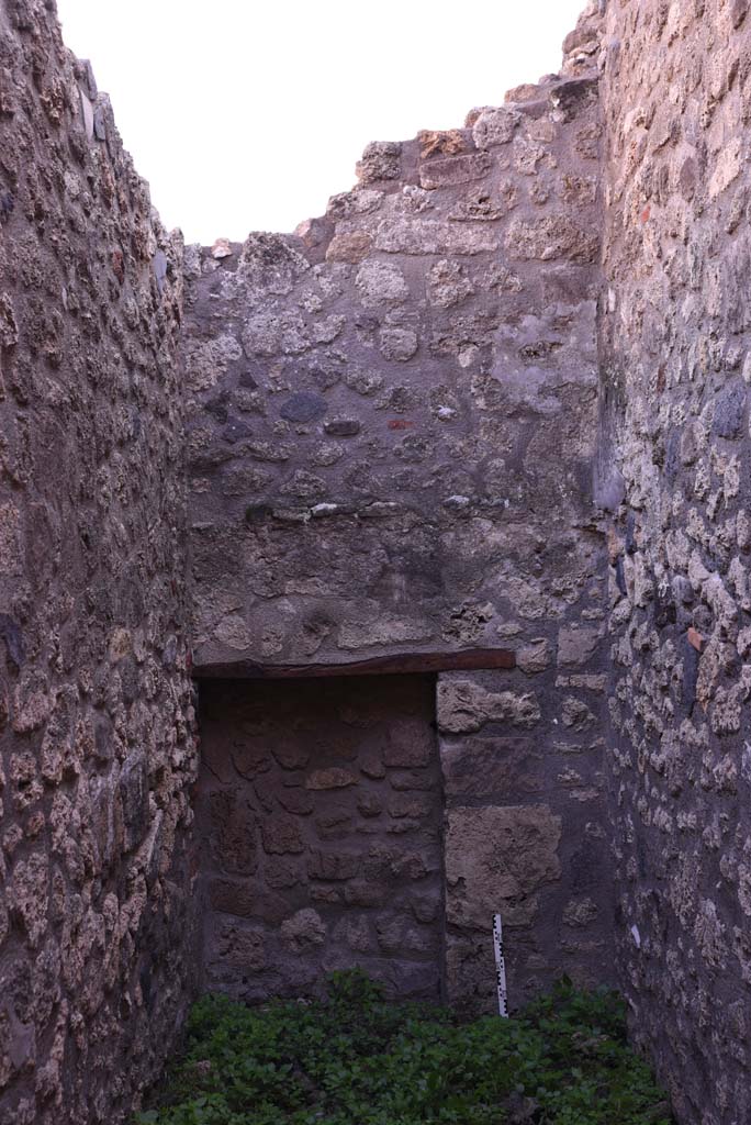 I.4.25 Pompeii. October 2019. Corridor 25, south wall with blocked doorway leading to I.4.28.
Foto Tobias Busen, ERC Grant 681269 D�COR.
