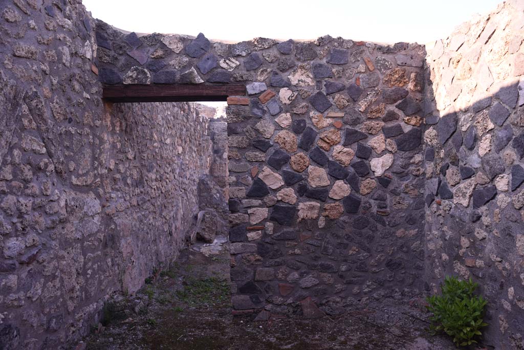 I.4.25/I.4.5 Pompeii. October 2019. Tepidarium 40, north wall with doorway into Caldarium 41.
Foto Tobias Busen, ERC Grant 681269 D�COR.
