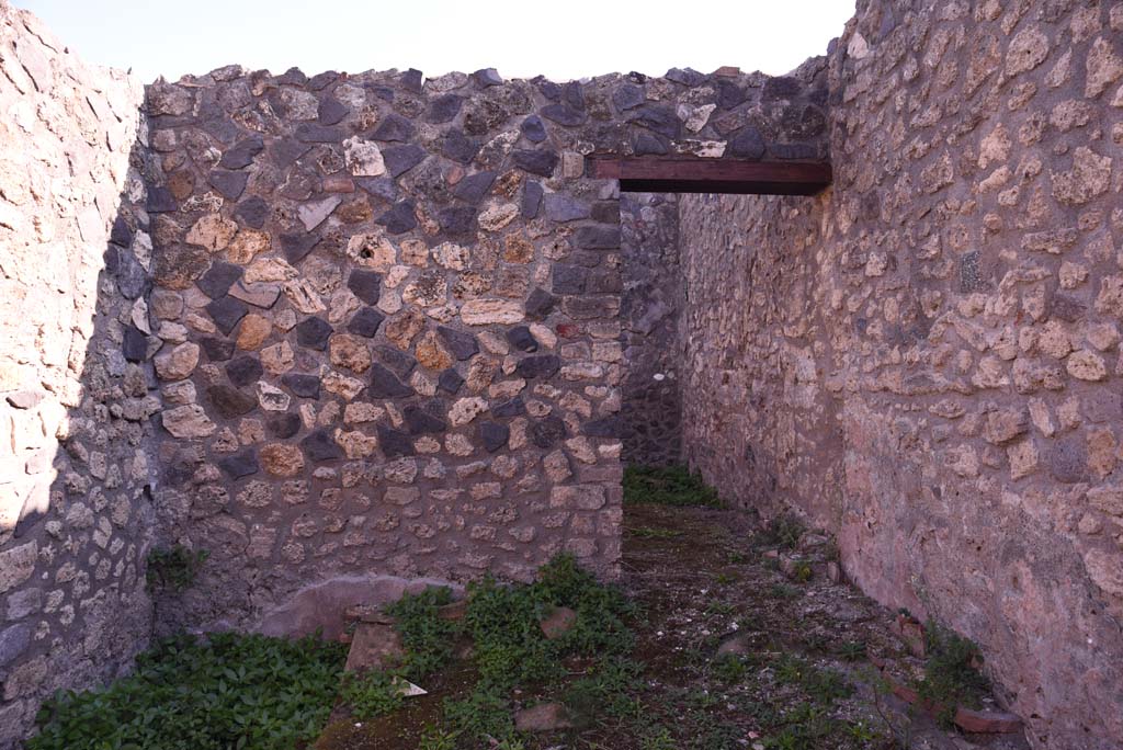 I.4.25/I.4.5 Pompeii. October 2019. Calidarium 41, south wall with doorway into Tepidarium 40.
Foto Tobias Busen, ERC Grant 681269 D�COR.
