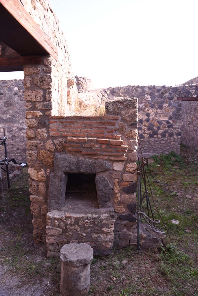 I.4.25/I.4.5 Pompeii. October 2019. Kitchen 42, looking south to oven.
Foto Tobias Busen, ERC Grant 681269 D�COR.

