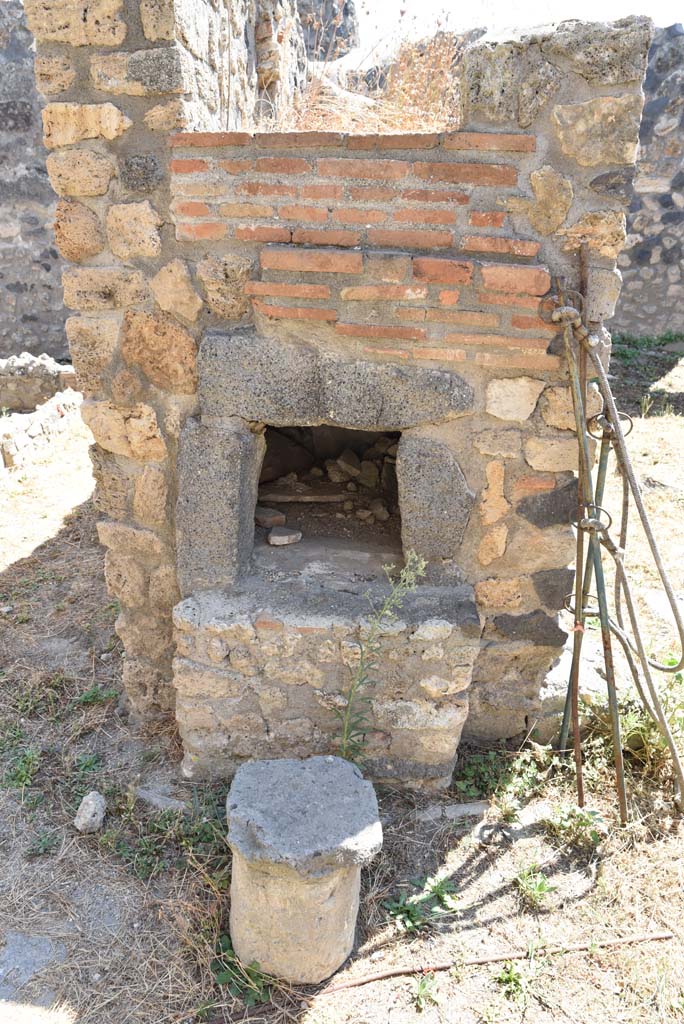 I.4.25/I.4.5 Pompeii. September 2020. Kitchen 42, detail of oven.
Foto Tobias Busen, ERC Grant 681269 D�COR.

