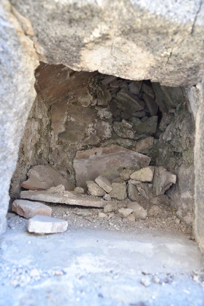 I.4.25/I.4.5 Pompeii. September 2020. Kitchen 42, looking south inside of oven.
Foto Tobias Busen, ERC Grant 681269 D�COR.
