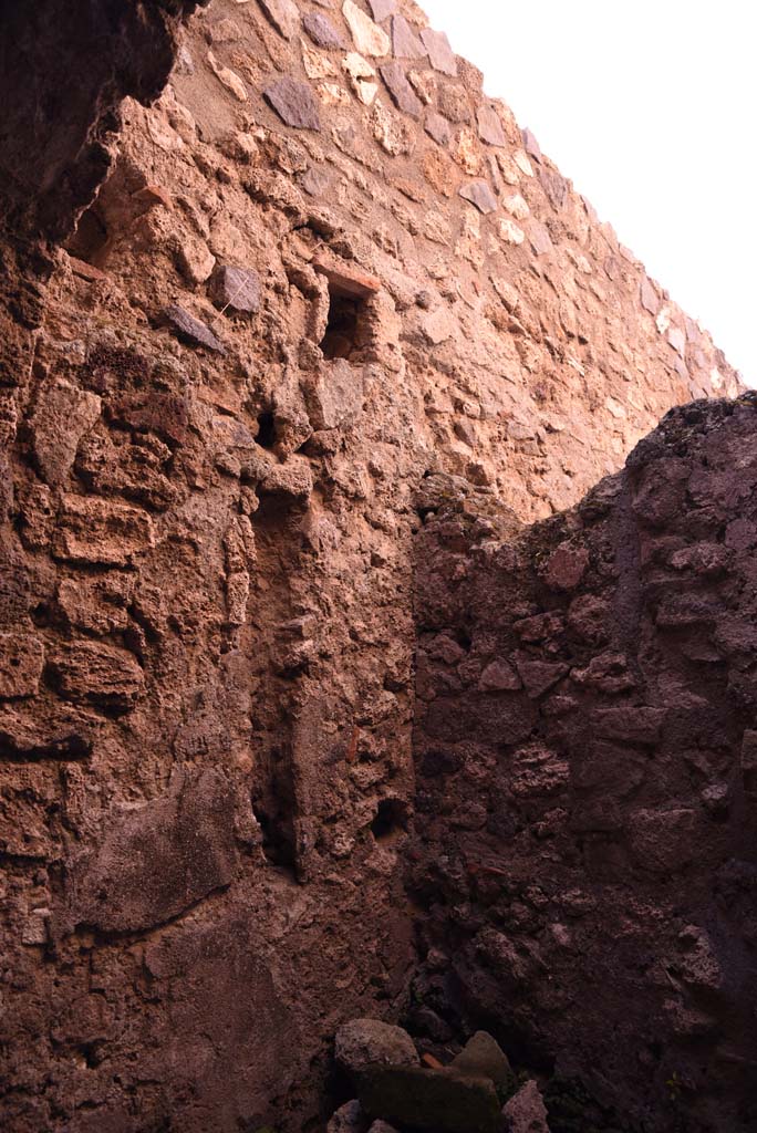 I.4.25/I.4.5 Pompeii. October 2019. 
Unnumbered corridor/room, looking west along south wall at rear of steps. 
Foto Tobias Busen, ERC Grant 681269 D�COR.

