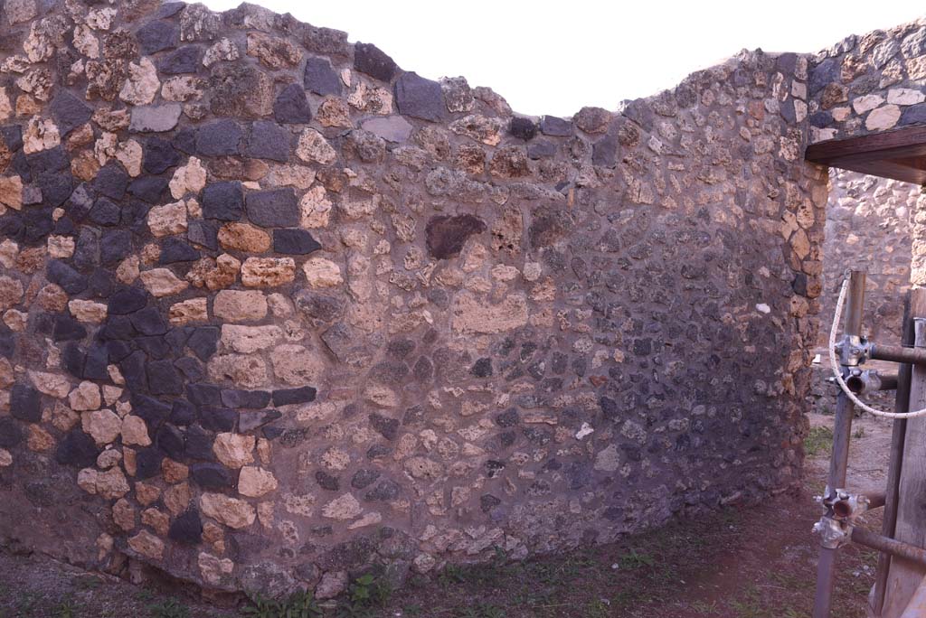 I.4.25/I.4.5 Pompeii. October 2019. Atriolo 43/corridor 13A, looking north along west wall, with doorway to kitchen area, on right.
Foto Tobias Busen, ERC Grant 681269 D�COR.


