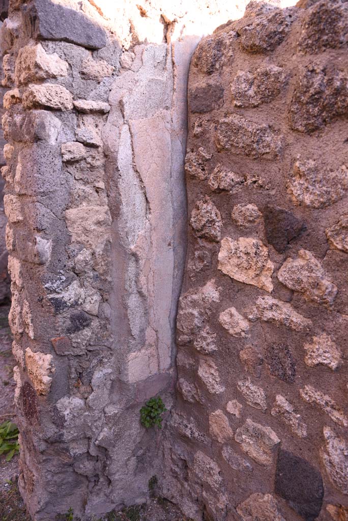 I.4.25/I.4.5 Pompeii. October 2019. 
Atriolo 43, remaining plaster at north end of small wall on west side.
Foto Tobias Busen, ERC Grant 681269 D�COR.


