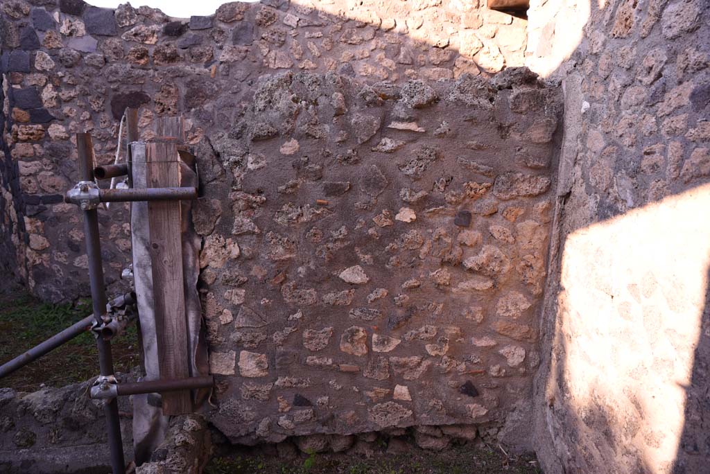 I.4.25/I.4.5 Pompeii. October 2019. Atriolo 43, looking west to east side of small wall against north wall in north-west corner. 
Foto Tobias Busen, ERC Grant 681269 D�COR.

