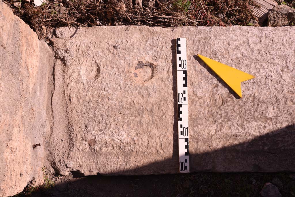 I.4.25/I.4.5 Pompeii. October 2019. Atriolo 43, detail of doorway threshold from north end.  
Foto Tobias Busen, ERC Grant 681269 D�COR.
