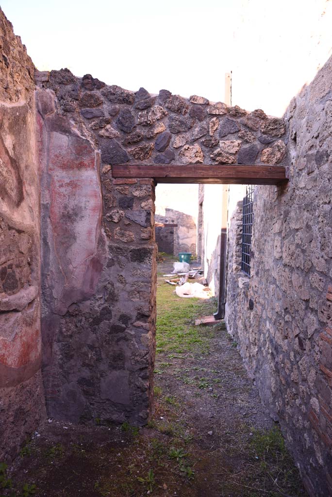 I.4.25 Pompeii. October 2019.
Room 61, looking west towards north portico of Upper Peristyle 56.
Foto Tobias Busen, ERC Grant 681269 DÉCOR.