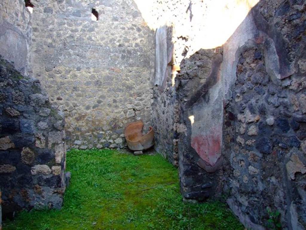 I.4.25 Pompeii. March 2009.
Room 63 (at the rear) from room 61. On the right wall of room 63 is a doorway leading into the kitchen and latrine, room 64.