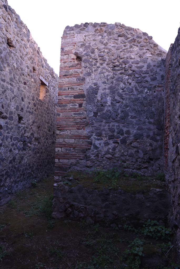 I.4.25 Pompeii. October 2019.
Room 64, looking south into part of room, with corridor linking to other part of room, on left.
Foto Tobias Busen, ERC Grant 681269 DÉCOR.