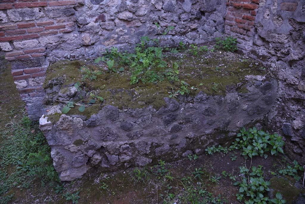 I.4.25 Pompeii. October 2019. Room 64, bench/hearth against south wall.
Foto Tobias Busen, ERC Grant 681269 DÉCOR.