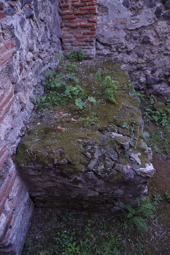 I.4.25 Pompeii. October 2019. Room 64, looking west along bench/hearth against south wall.
Foto Tobias Busen, ERC Grant 681269 DÉCOR.