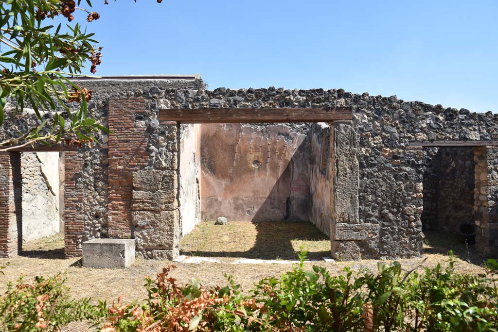 I.4.25 Pompeii. September 2020.
East portico of upper peristyle 56, with doorways to room 60, on left, room 58, in centre, and room 59, on right.
Foto Tobias Busen, ERC Grant 681269 DÉCOR