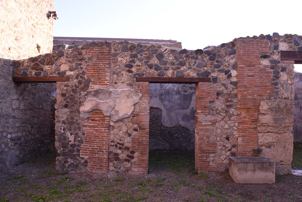 I.4.25 Pompeii. October 2019. Upper peristyle 56, east end, with doorway to room 60, in centre.
Foto Tobias Busen, ERC Grant 681269 DÉCOR