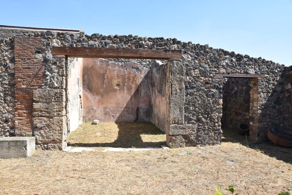 I.4.25 Pompeii. September 2020. South-east corner of upper peristyle 56.
East portico, with doorways to room 58, in centre, and room 59, on right.
Foto Tobias Busen, ERC Grant 681269 DÉCOR