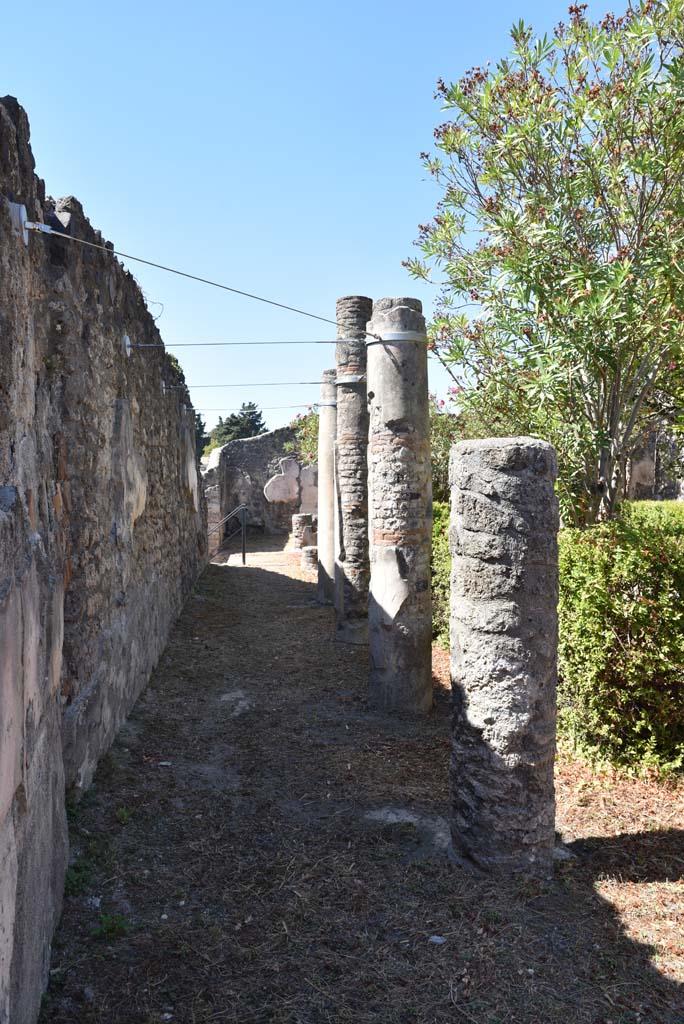 I.4.25 Pompeii. September 2020. Upper Peristyle 56, looking west along south portico.
Foto Tobias Busen, ERC Grant 681269 DÉCOR