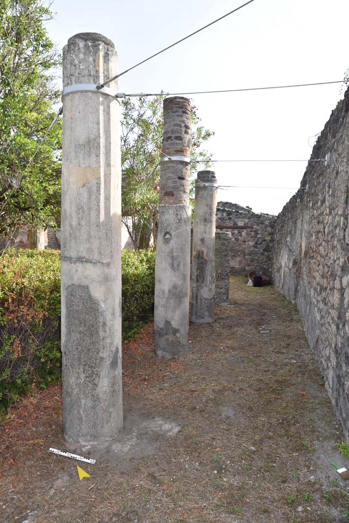 I.4.25 Pompeii. September 2020.
Peristyle 56, looking east along south portico, towards doorway to room 59.
Foto Tobias Busen, ERC Grant 681269 DÉCOR