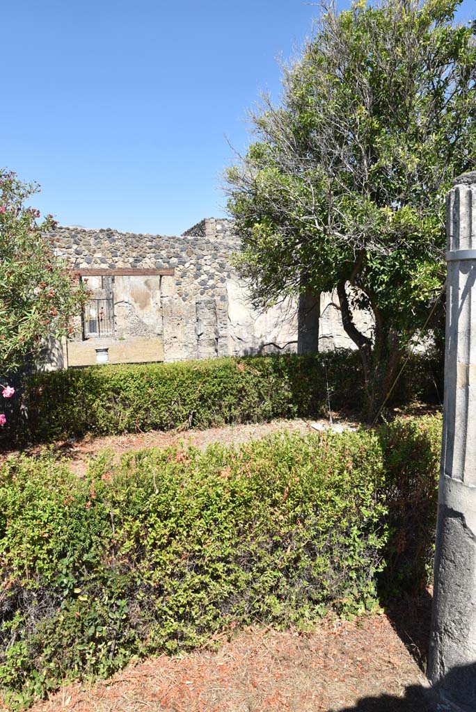 I.4.25 Pompeii. September 2020. Peristyle 56, looking north from south portico towards atrium 47.
Foto Tobias Busen, ERC Grant 681269 DÉCOR.