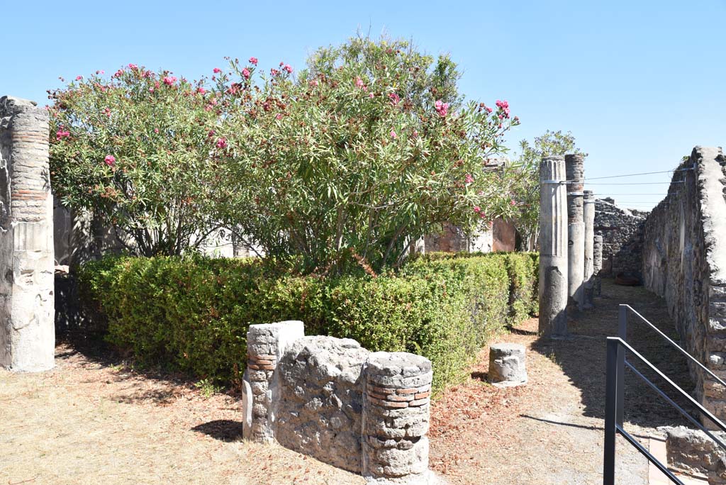 I.4.25 Pompeii. September 2020. Upper peristyle 56, looking east along south portico, from steps in south-west corner.
Foto Tobias Busen, ERC Grant 681269 DÉCOR