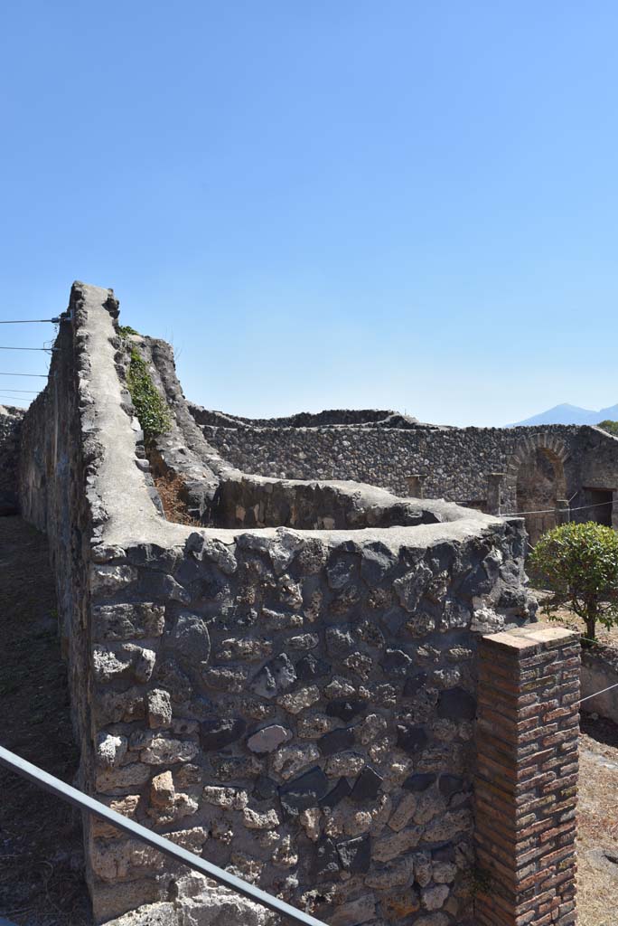 I.4.25 Pompeii. September 2020.
East side of steps from south portico of upper peristyle 56, down to north portico of middle peristyle 17.
Foto Tobias Busen, ERC Grant 681269 DÉCOR