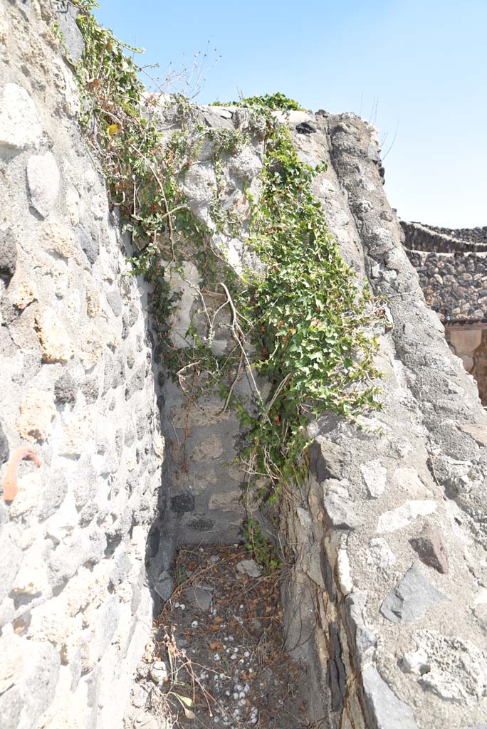 I.4.25 Pompeii. October 2019. Upper Peristyle 56/Middle Peristyle 17, detail of retaining wall between them.
Foto Tobias Busen, ERC Grant 681269 DÉCOR.