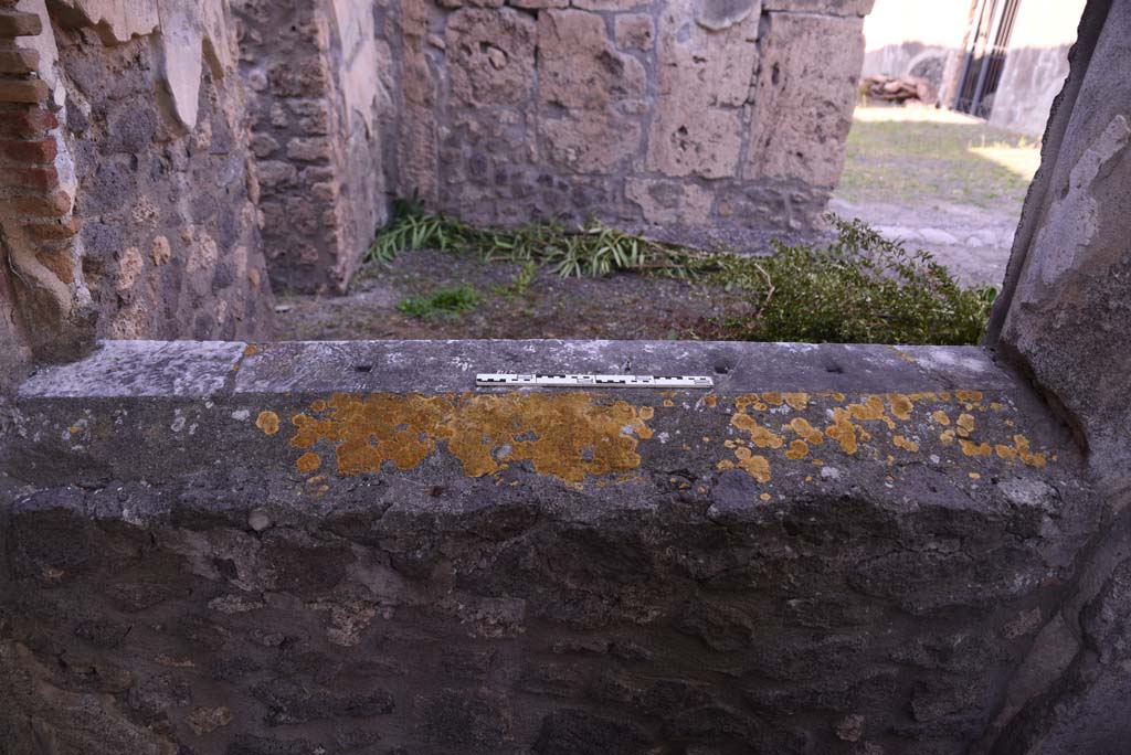 I.4.25 Pompeii. October 2019. Upper Peristyle 56, looking north across window sill in north-west corner.
Foto Tobias Busen, ERC Grant 681269 DÉCOR.
