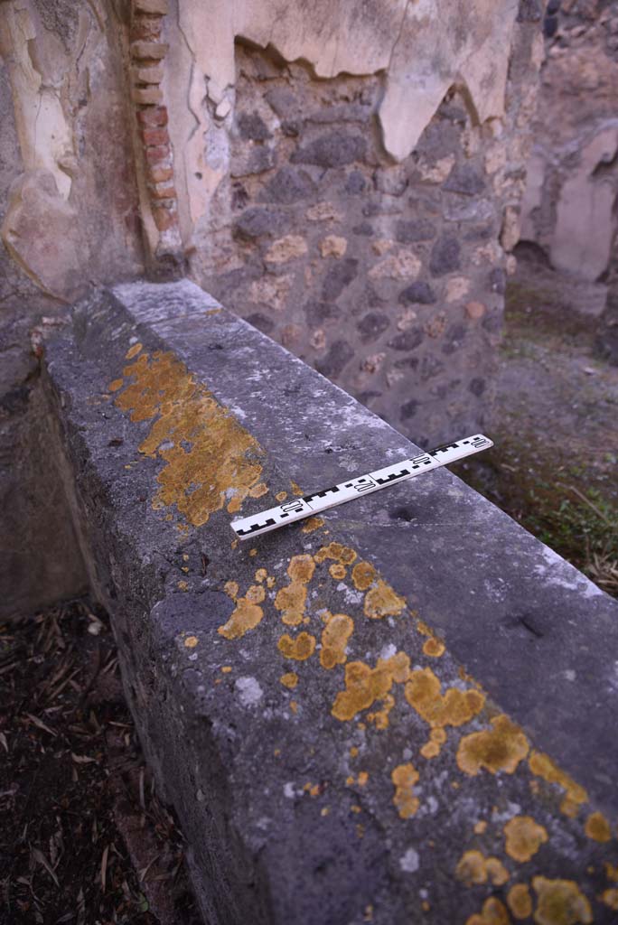 I.4.25 Pompeii. October 2019. Upper Peristyle 56, detail of window sill in north-west corner.
Foto Tobias Busen, ERC Grant 681269 DÉCOR.