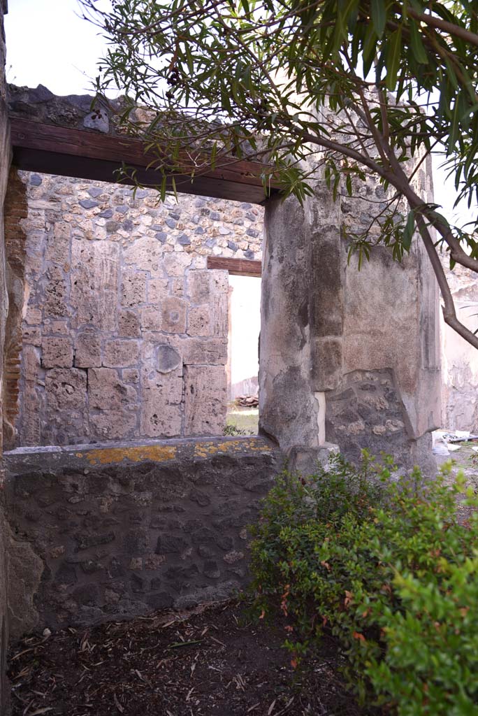 I.4.25 Pompeii. October 2019.
Upper Peristyle 56, looking north towards pilaster on east end of window.
Foto Tobias Busen, ERC Grant 681269 DÉCOR.