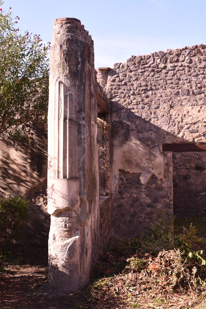 I.4.25 Pompeii. October 2019.
Upper Peristyle 56, looking west at pilaster/wall with window on north portico.
Foto Tobias Busen, ERC Grant 681269 DÉCOR.