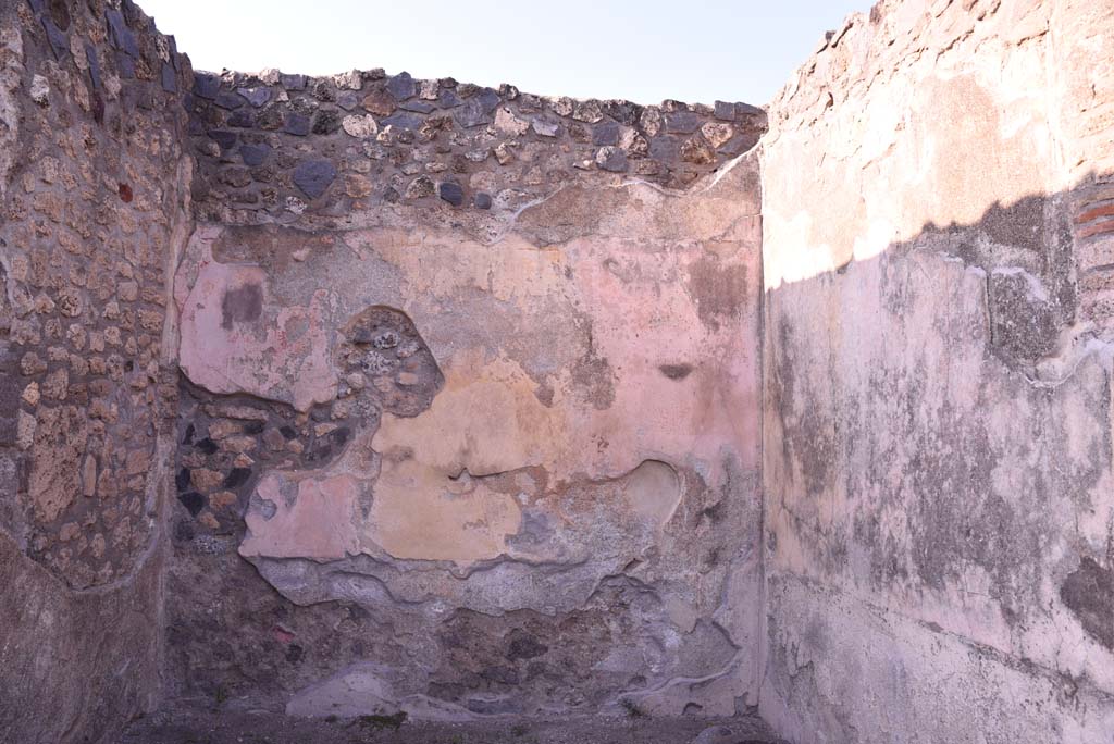 I.4.25 Pompeii. October 2019. Upper peristyle 56, looking towards north wall, and north-east corner in vestibule in north-west corner.
Foto Tobias Busen, ERC Grant 681269 DÉCOR