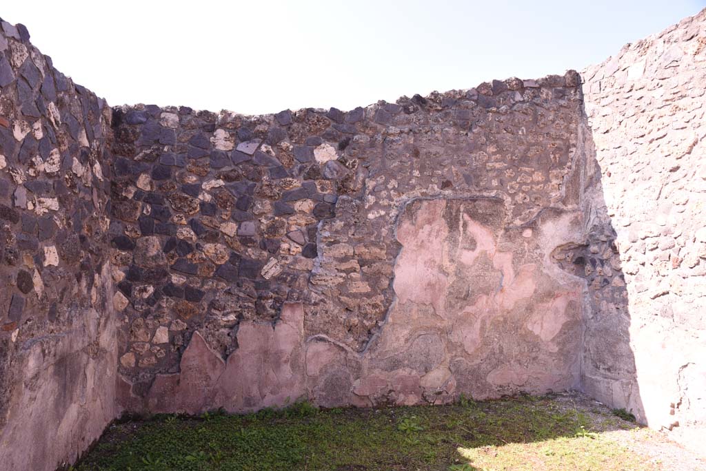 I.4.25 Pompeii. October 2019. Room 57, looking towards south-west corner, and west wall.
Foto Tobias Busen, ERC Grant 681269 DÉCOR.