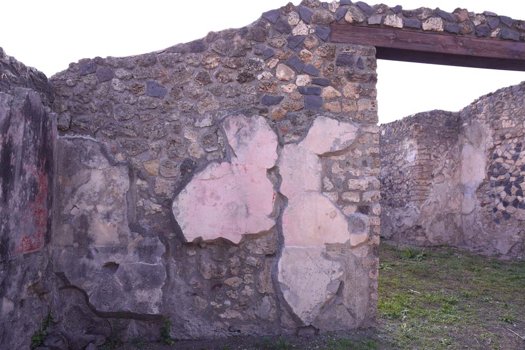 I.4.25 Pompeii. October 2019. Upper peristyle 56, vestibule, west wall in south-west corner, with doorway to room 57, on right.
Foto Tobias Busen, ERC Grant 681269 DÉCOR