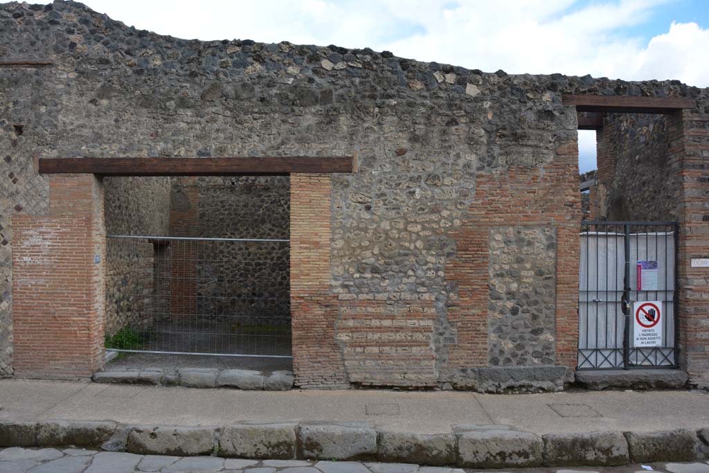 I.4.26 Pompeii. May 2019. Looking towards entrance doorway, on left, and front fa�ade between I.4.25, on right.
Foto Tobias Busen, ERC Grant 681269 D�COR.
