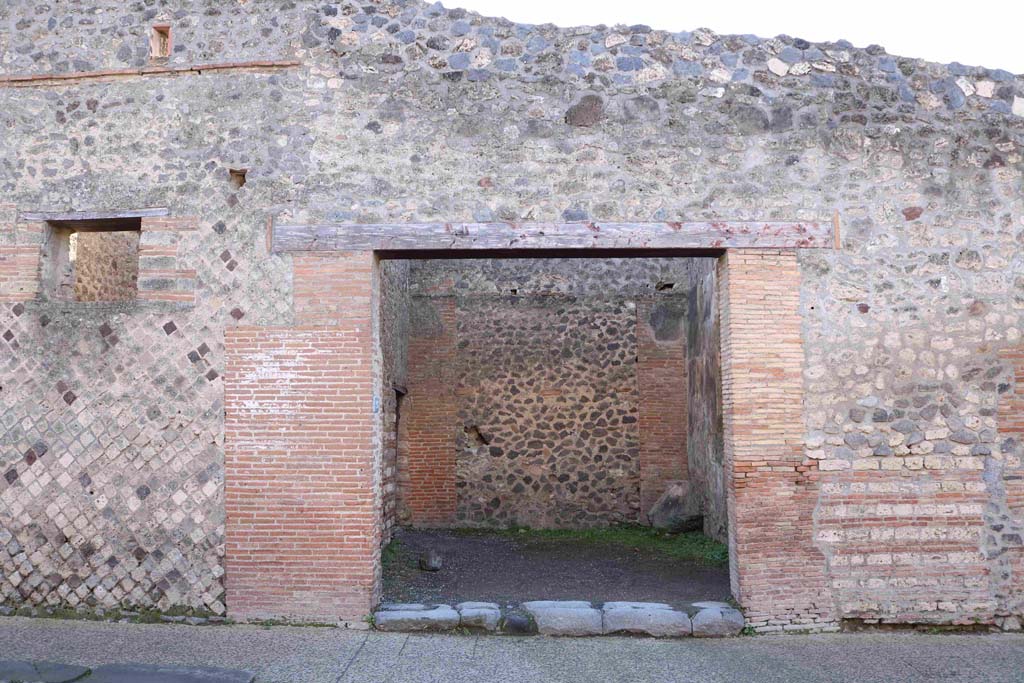 I.4.26 Pompeii. December 2018. Looking south to entrance doorway on Via dell�Abbondanza. Photo courtesy of Aude Durand.
