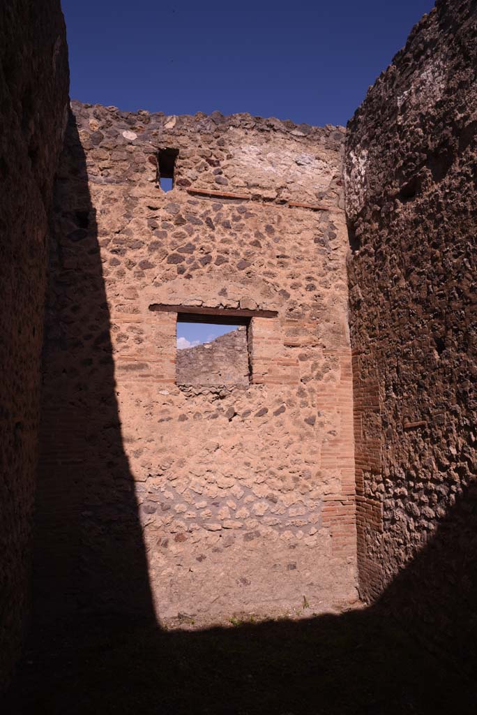 I.4.26 Pompeii. October 2019. North wall with window onto Via dell�Abbondanza.
Foto Tobias Busen, ERC Grant 681269 D�COR.
