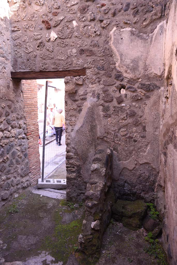 I.4.26 Pompeii. October 2019. Latrine against east wall in south-east corner.
Foto Tobias Busen, ERC Grant 681269 D�COR.
