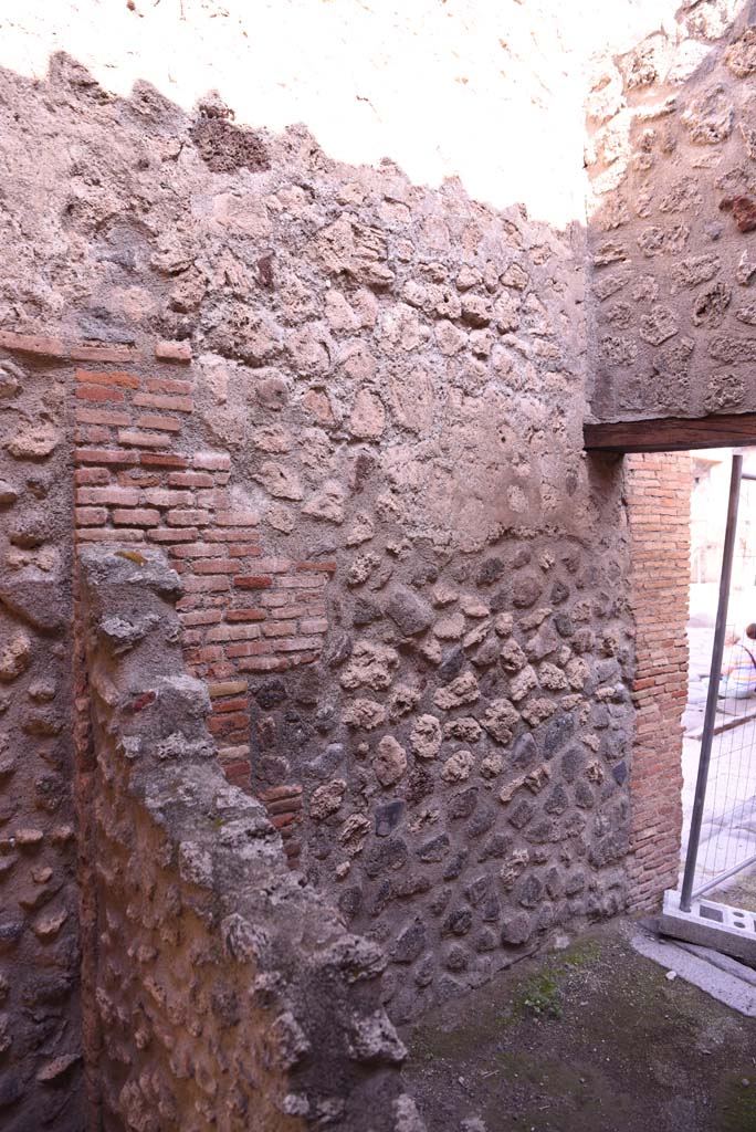 I.4.26 Pompeii. October 2019. 
North wall of small room under stairs, with doorway to shop, on right.
Foto Tobias Busen, ERC Grant 681269 D�COR.
