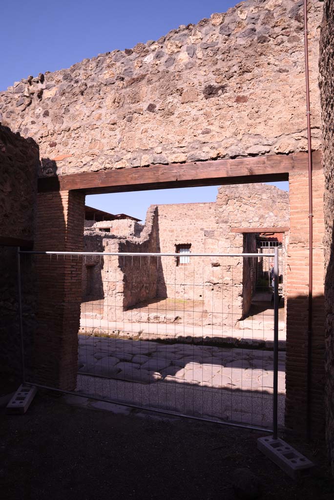 I.4.26 Pompeii. October 2019. Looking north from entrance doorway onto Via dell�Abbondanza.
Foto Tobias Busen, ERC Grant 681269 D�COR.
